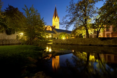Blick auf Dom, Kaiserpfalz und Dielenpader Abendlicher Blick auf den angestrahlten Dom, Kaiserpfalz und Dielenpader, gespiegelt im ruhigen Wasser.