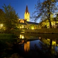 Blick auf Dom, Kaiserpfalz und Dielenpader Abendlicher Blick auf den angestrahlten Dom, Kaiserpfalz und Dielenpader, gespiegelt im ruhigen Wasser.