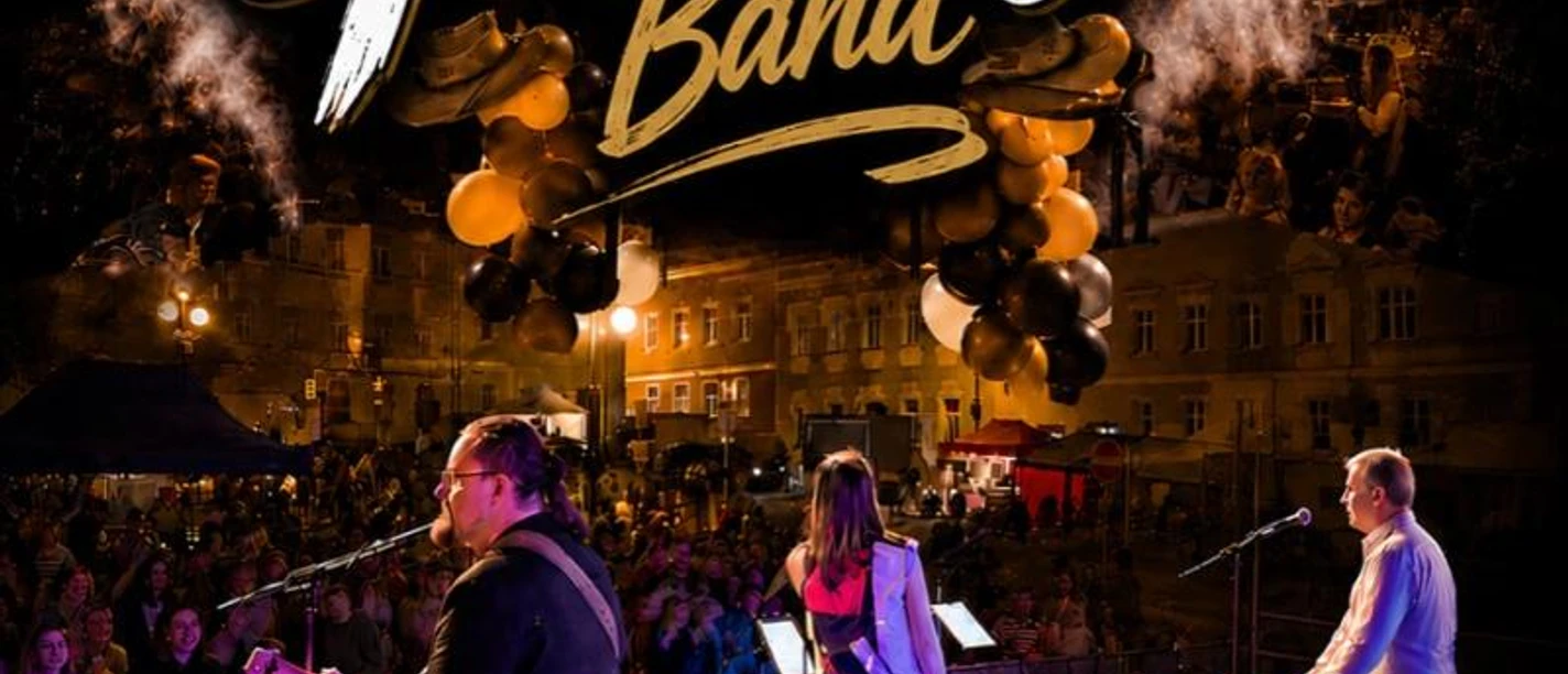 Man sieht 3 Musiker auf einer Bühne