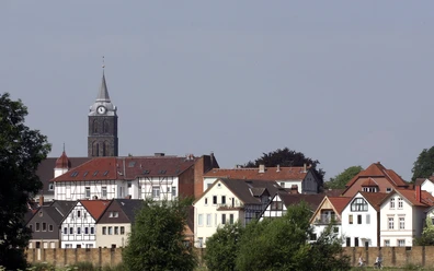 Das Bild zeigt die Mindener Fischerstadt und im Hintergrund die Marienkirche.