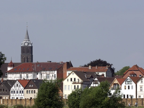Minden - Fischerstadt Das Bild zeigt die Mindener Fischerstadt und im Hintergrund die Marienkirche.