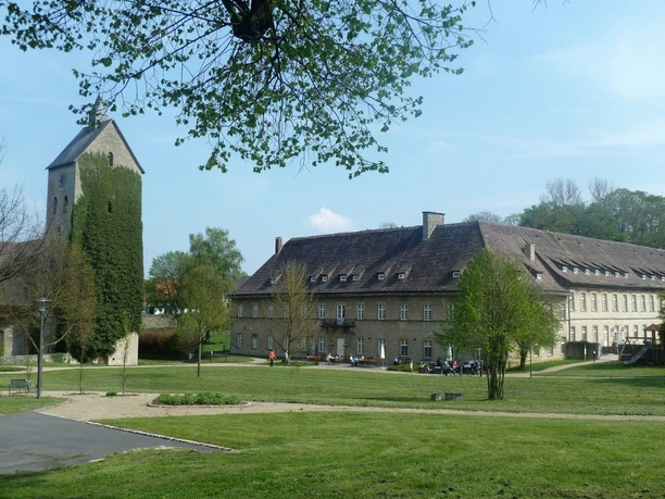 Kirche und Schloss Gehrden Historische Kirche mit Turm neben einem großen, festungsartigen Schlossgebäude in grüner Umgebung.