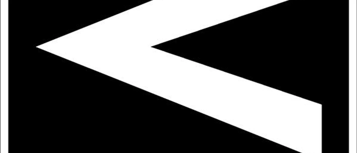 Zugangsweg Hermannshöhen: Neuenheerse Schwarzes Schild mit weißem Pfeil und der Aufschrift "Zugangsweg", Hinweis auf Wegführung.