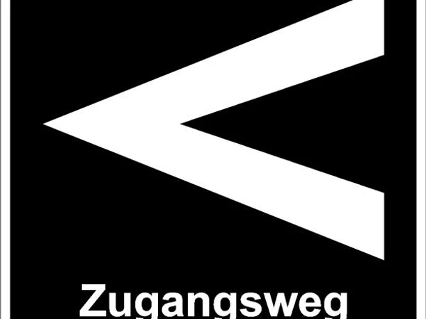 Zugangsweg Hermannshöhen: Neuenheerse Schwarzes Schild mit weißem Pfeil und der Aufschrift "Zugangsweg", Hinweis auf Wegführung.