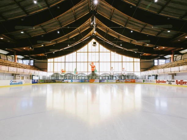 Eislauffläche mit Pagodendach der Eissporthalle Salzgitter Eislauffläche mit Pagodendach der Eissporthalle Salzgitter