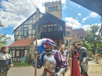 Mittelalterlich kostümierte Personen vor der Binderburg