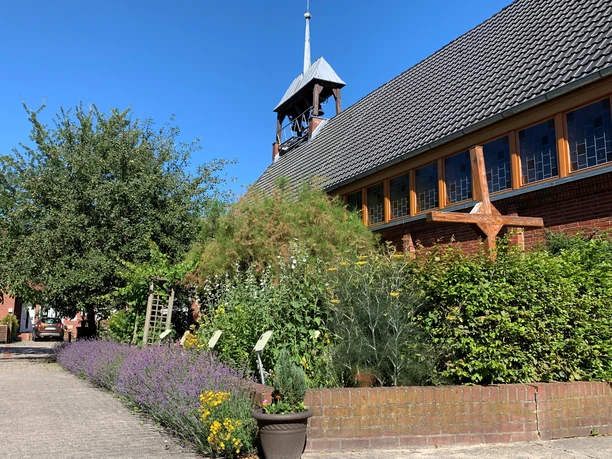 Bibelgarten und Kirche