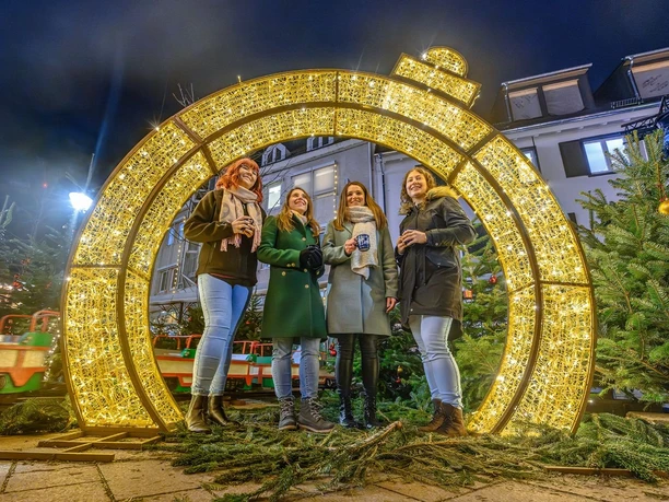 Gruppe junger Frauen vor dem Lichterbogen auf dem Acherner Weihnachtsmarkt Gruppe junger Frauen vor dem Lichterbogen auf dem Acherner Weihnachtsmarkt