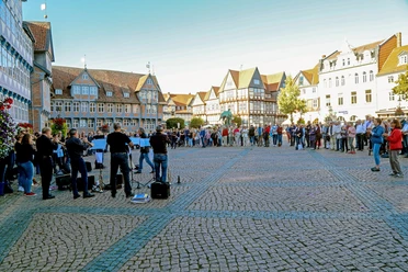 Musiker spielen vor Zuschauern auf dem Stadtmarkt