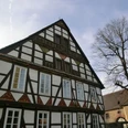 Der imposante Wiemers-Meyersche Hof am Kirchplatz in Ottbergen Fachwerkhaus mit verziertem Giebel und historischen Fenstern an einem sonnigen Kirchplatz in Ottbergen.
