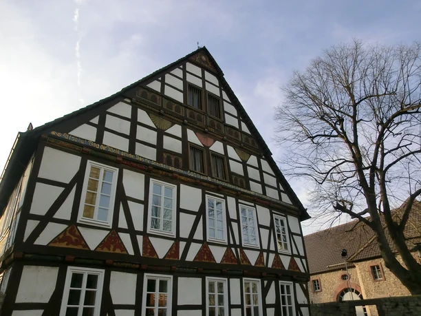 Der imposante Wiemers-Meyersche Hof am Kirchplatz in Ottbergen Fachwerkhaus mit verziertem Giebel und historischen Fenstern an einem sonnigen Kirchplatz in Ottbergen.