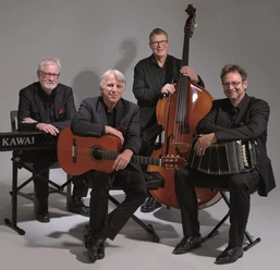 Auf dem Bild sind die vier Musiker der Band zu sehen.