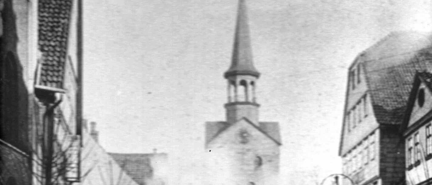 Stadtkirche mit letztem Zug durch Wunstorf