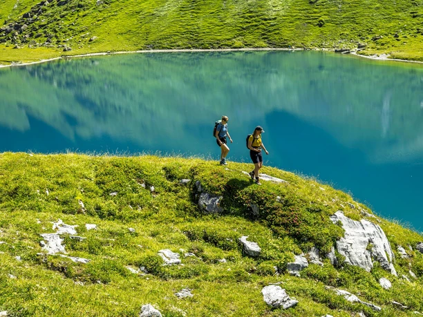 wandern-am-seeufer-seewlisee.jpg