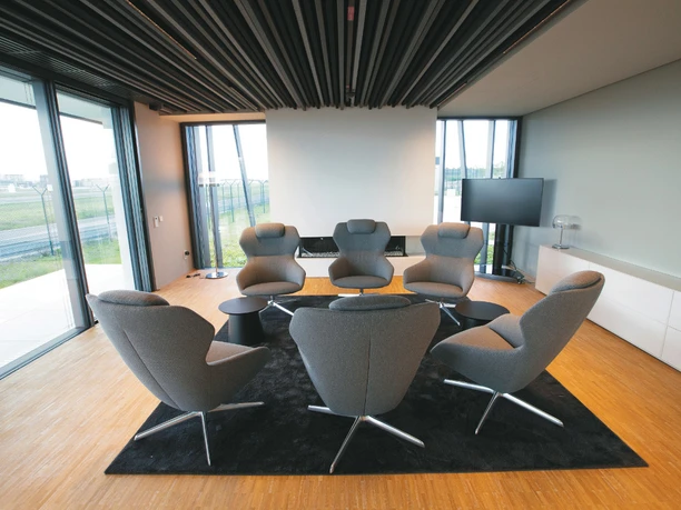 FRALounge Frankfurt Airport_2(c)Fraport AG-Alle Rechte vorbehalten.jpeg Kaminzimmer mit Sesseln, Kamin und Blick aufs Rollfeld am Flughafen Frankfurt