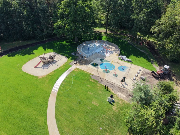Luftaufnahme des Waldbads Amelinghausen mit Wasserspielplatz, Spielschiff und viel Grün.