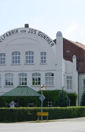 Steinheim, Möbelmuseum Historisches Gebäude der ehemaligen Möbelfabrik Jos. Günther in Steinheim mit klassischer Fassade.