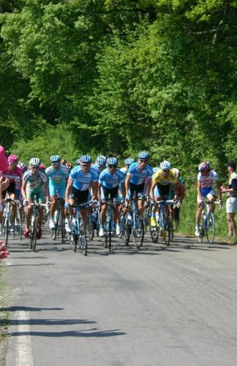 Vörden, Radrennen Radfahrer in einem Wettkampf auf einer ländlichen Straße, gesäumt von applaudierenden Zuschauern.