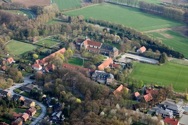 Klosteranlage Marienfeld aus der Vogelperspektive Luftaufnahme eines dörflichen Geländes mit Kirche, umliegendem Grün und mehreren Gebäuden.
