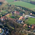 Klosteranlage Marienfeld aus der Vogelperspektive Luftaufnahme eines dörflichen Geländes mit Kirche, umliegendem Grün und mehreren Gebäuden.