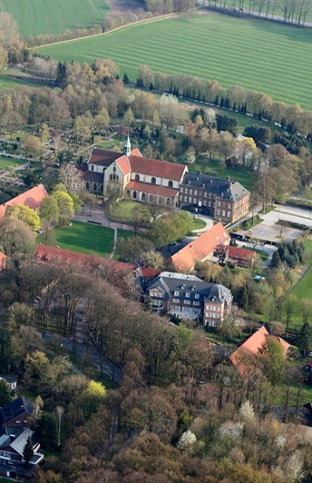 Klosteranlage Marienfeld aus der Vogelperspektive Luftaufnahme eines dörflichen Geländes mit Kirche, umliegendem Grün und mehreren Gebäuden.