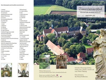 Zisterzienserpfad Kloster Marienfeld Faltblatt Stelen Seite 1 Luftaufnahme des Zisterzienserpfads in Kloster Marienfeld, umgeben von üppiger Natur und Gebäuden.