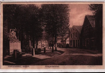 Historische Aufnahme des Kirchplatzes Historische Aufnahme: Kopfsteinpflasterstraße mit alten Fachwerkhäusern und Kriegerdenkmal in Harsewinkel.