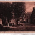 Historische Aufnahme des Kirchplatzes Historische Aufnahme: Kopfsteinpflasterstraße mit alten Fachwerkhäusern und Kriegerdenkmal in Harsewinkel.