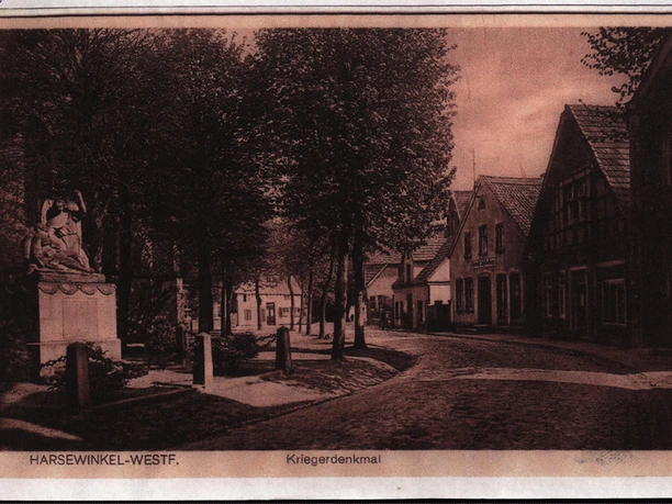 Historische Aufnahme des Kirchplatzes Historische Aufnahme: Kopfsteinpflasterstraße mit alten Fachwerkhäusern und Kriegerdenkmal in Harsewinkel.