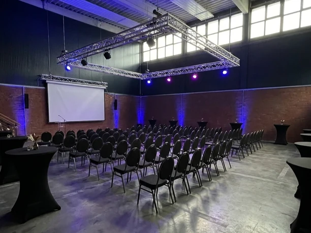 Die Eventhalle der Esport Facrory in Reihenbestuhlung Die Eventhalle der Esport Facrory in Reihenbestuhlung