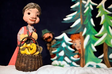 Kaspers Oma mit einen Korb volle Weihnachtskekse