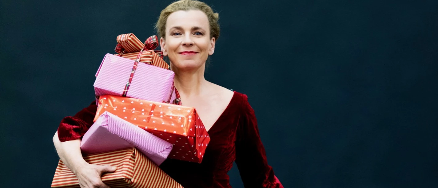 Frau mit bunten Weihnachtspaketen aufem Arm