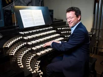 Foto: Stefan Schmidt an der Orgel