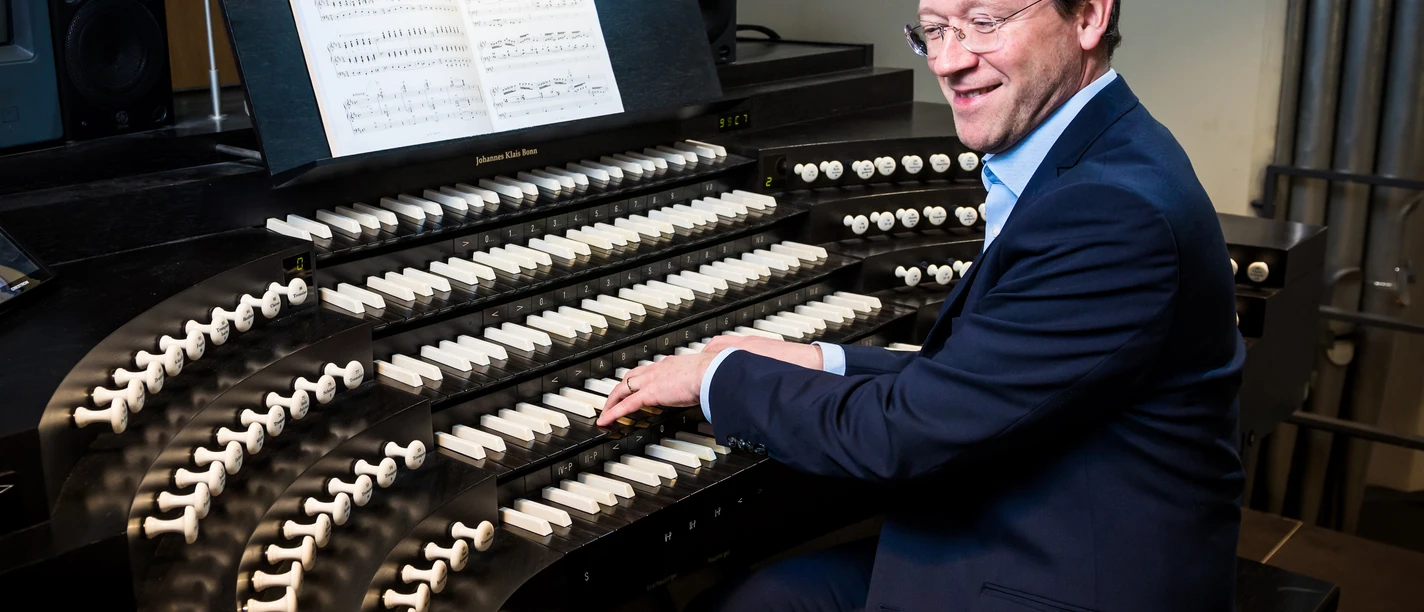 Foto: Stefan Schmidt an der Orgel