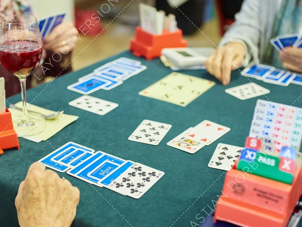 Bridgetisch.jpg Menschen spielen Bridge. Das ist ein Karten-Spiel.