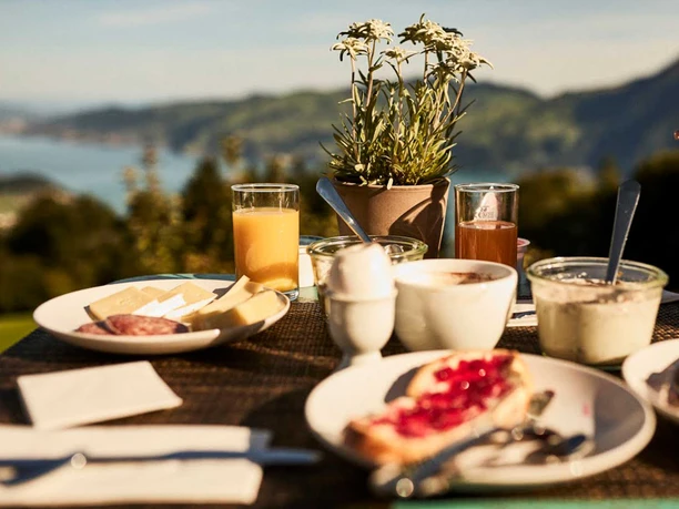 Frühstück auf der Terrasse des Z Reschti mit Blick auf Thunersee und Berge
