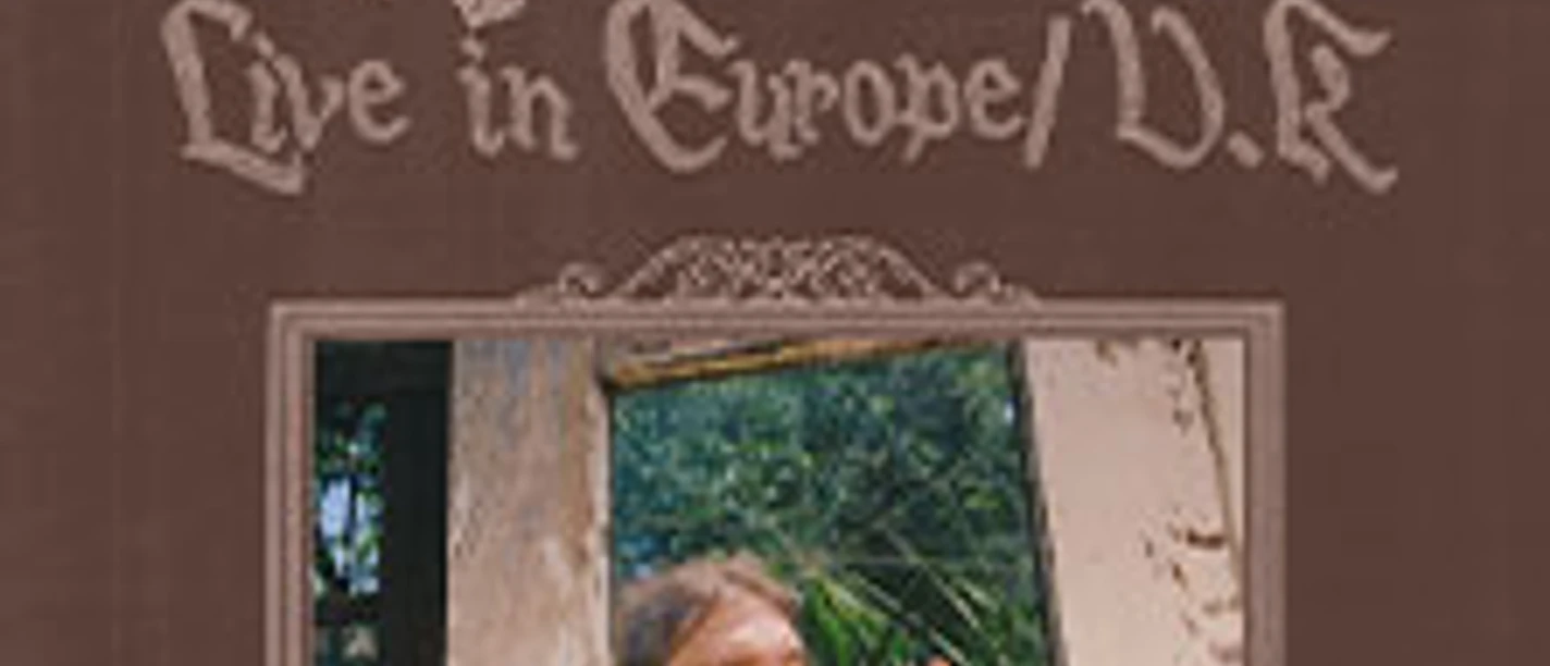 Braunes Albumcover mit Schriftzug und Foto eines Mannes am geöffneten Fenster