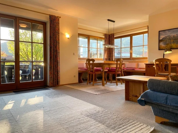 Helles Wohnzimmer mit Balkon