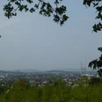 Aussicht auf Lemgo Blick auf die Stadt Lemgo im Vordergrund, umgeben von grüner Landschaft und Hügeln im Hintergrund.