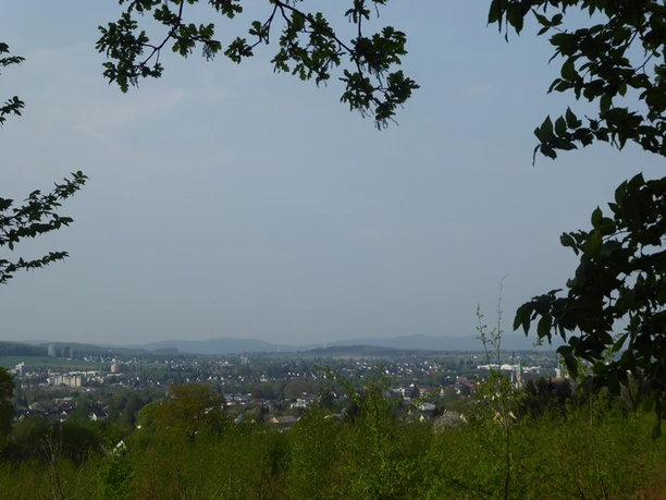 Aussicht auf Lemgo Blick auf die Stadt Lemgo im Vordergrund, umgeben von grüner Landschaft und Hügeln im Hintergrund.