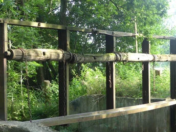 Altes Wehr an der Lippe Historisches Holzwehr an der Lippe, eingebettet in grünes Blattwerk und umgeben von Natur.