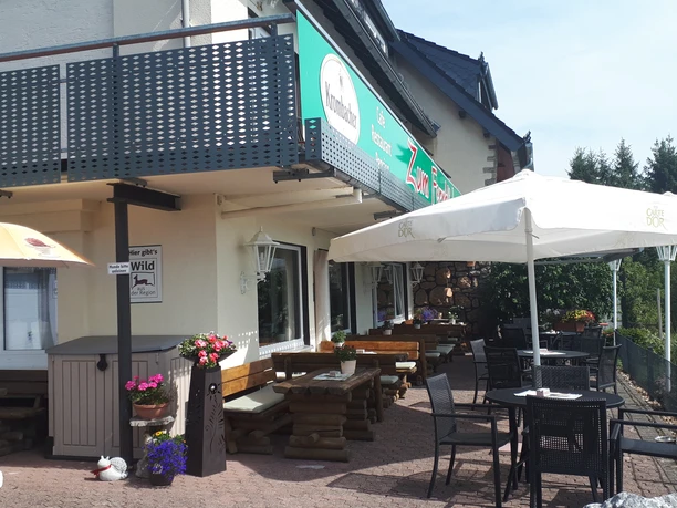 Café Fernblick, Terrasse Sonnige Terrasse der Pension Café Fernblick mit Tischen, Sonnenschirmen und Balkon
