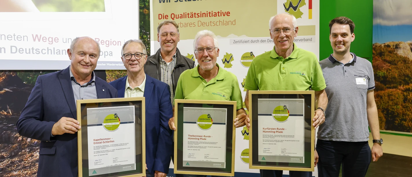Wegewarte, Ranger und Projektmanager nehmen die Urkunden auf der Caravan Salon in Düsseldorf entgegen ©Deutscher Wanderverband.jpg