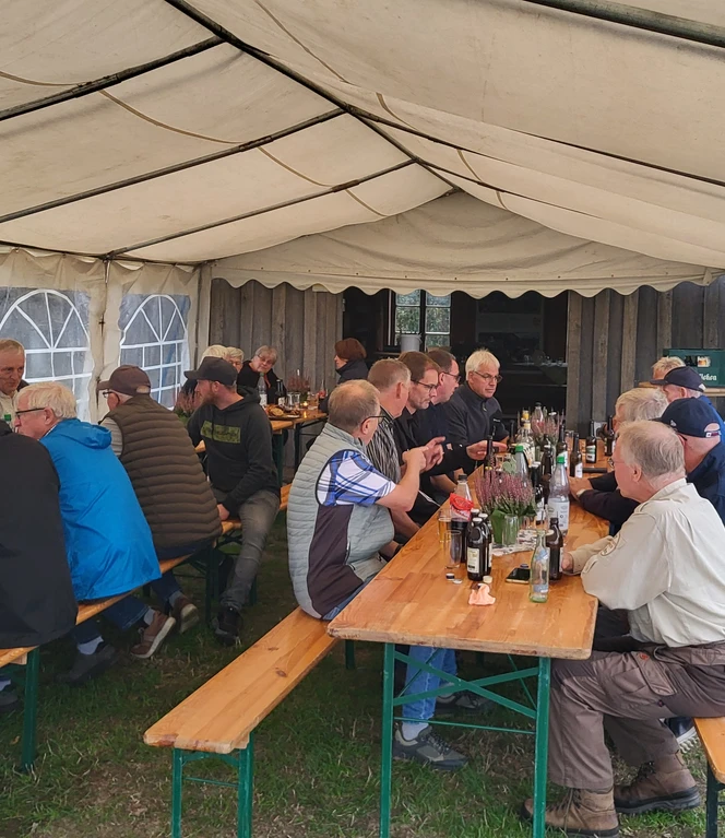 Dem stürmischen Wetter wird beim gemeinsamen Helfer Grillen am Kapellenmoorgraben getrotzt..jpg