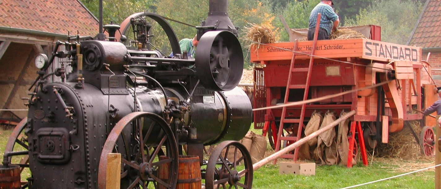 lokomobile_und_dreschwagen_im_einsatz-c-museumsdorf-hoesseringen.jpg