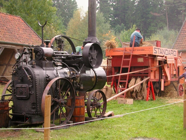 lokomobile_und_dreschwagen_im_einsatz-c-museumsdorf-hoesseringen.jpg