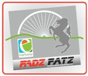 Ein Logo mit Fahrradmotiv und Pferd, dazu ein grüner Schriftzug "Radz Fatz" im unteren Bereich.