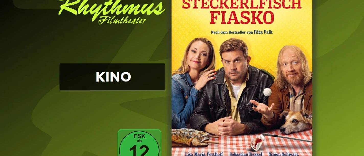 Filmplakat Steckerlfisch Fiasko mit drei Hauptdarstellern und einem Hund.