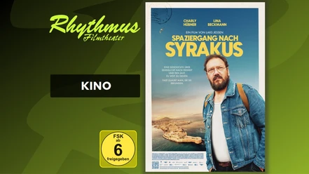 Filmplakat zum Film Spaziergang nach Syrakus mit Charly Hübner vor einer Küstenstadt.
