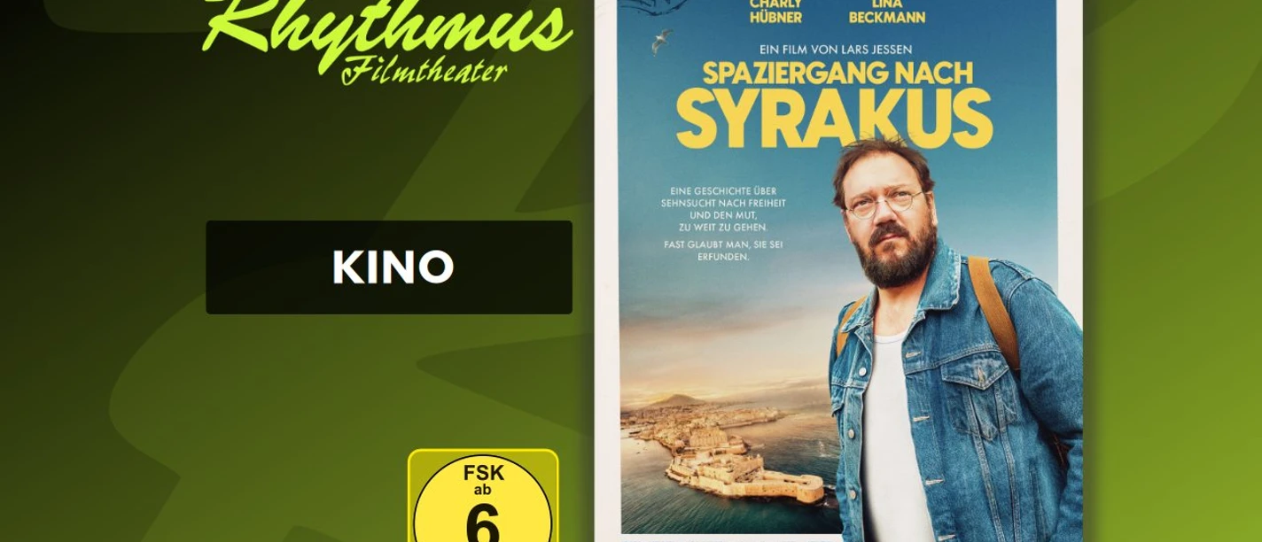 Filmplakat zum Film Spaziergang nach Syrakus mit Charly Hübner vor einer Küstenstadt.